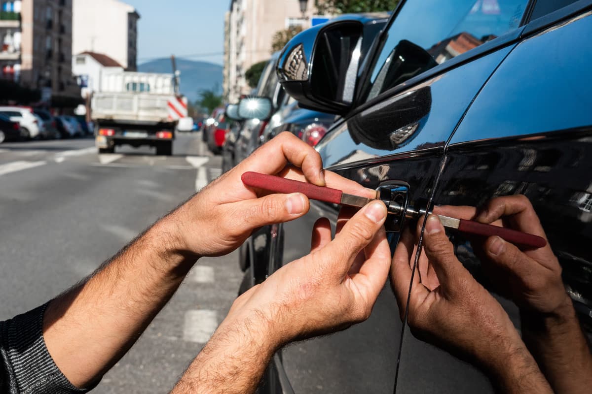 Apertura de puertas de vehículos en Ponteareas