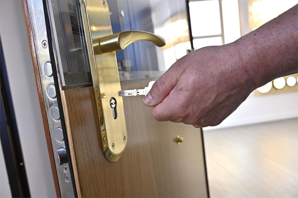 ¿Se puede abrir una puerta sin provocarle desperfectos a ella o a la cerradura?