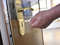 ¿Se puede abrir una puerta sin provocarle desperfectos a ella o a la cerradura?