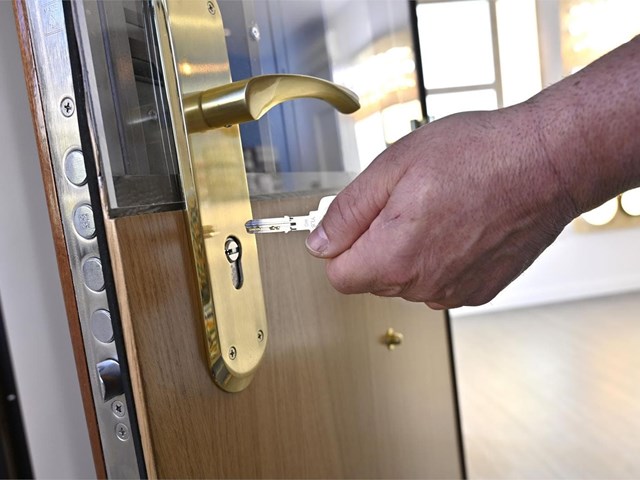 ¿Se puede abrir una puerta sin provocarle desperfectos a ella o a la cerradura?